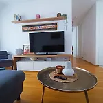 Teal Apartment-Free Garage Parking