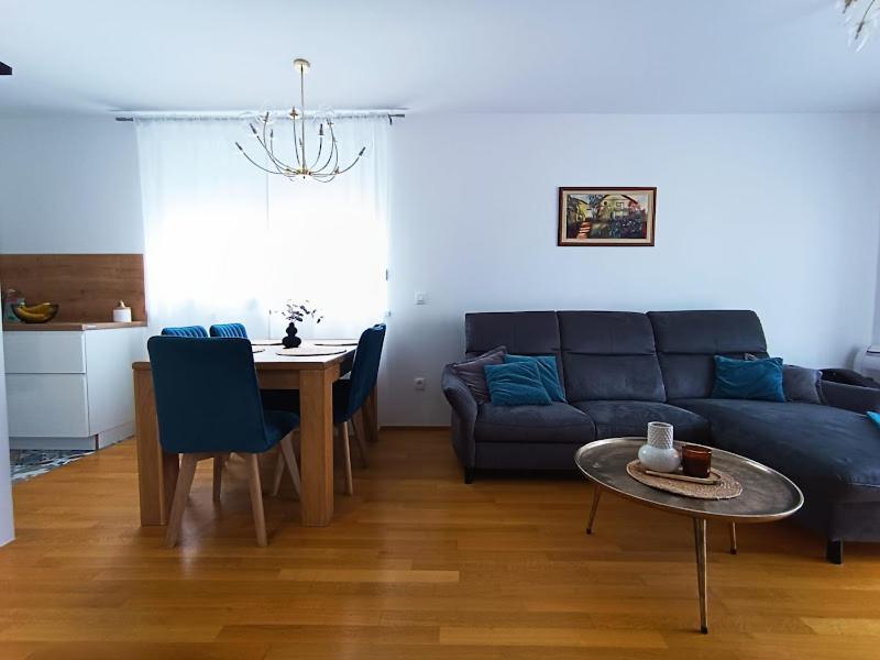 Teal Apartment-free Garage Parking